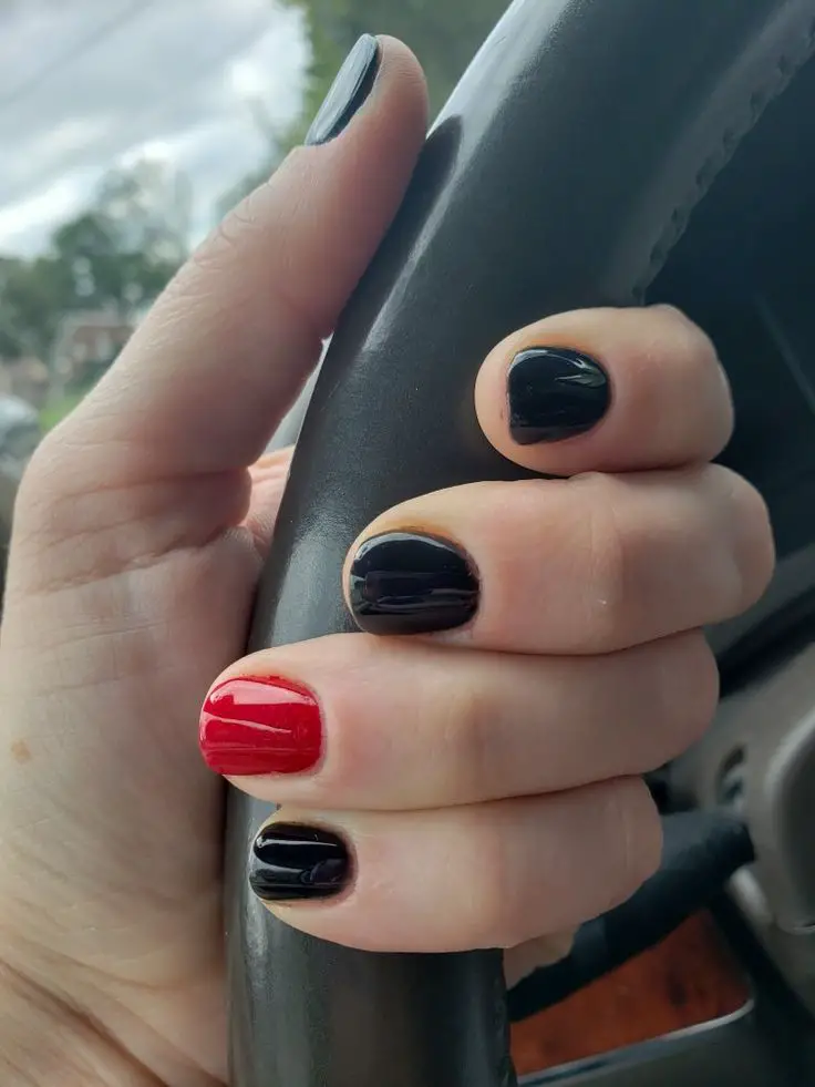 black and red nails simple