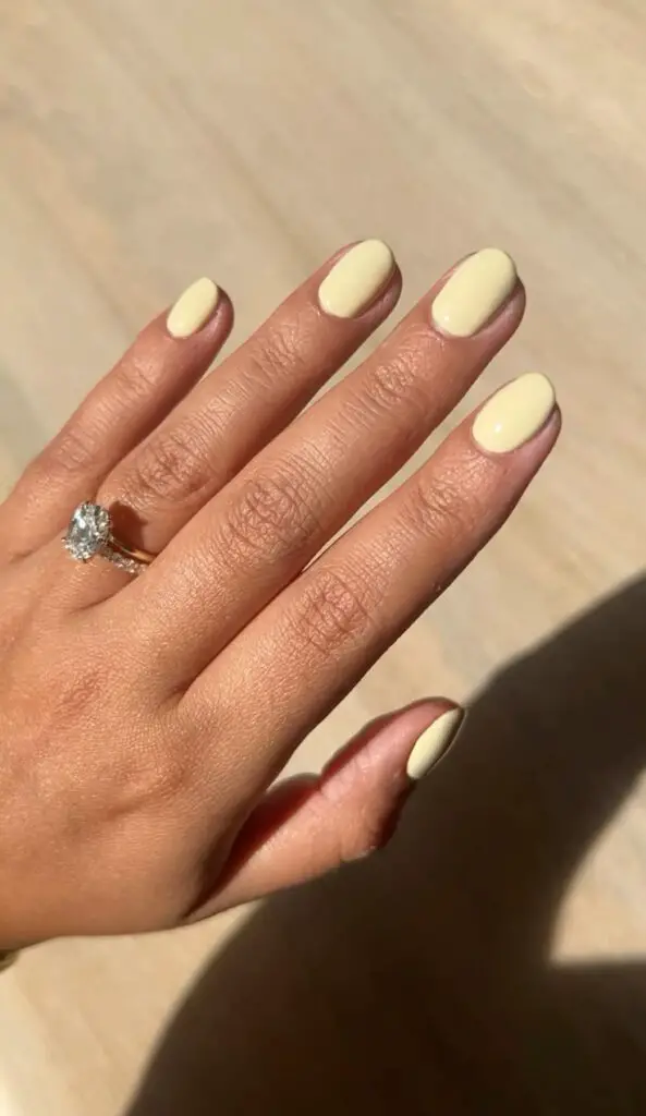 butter yellow nails short